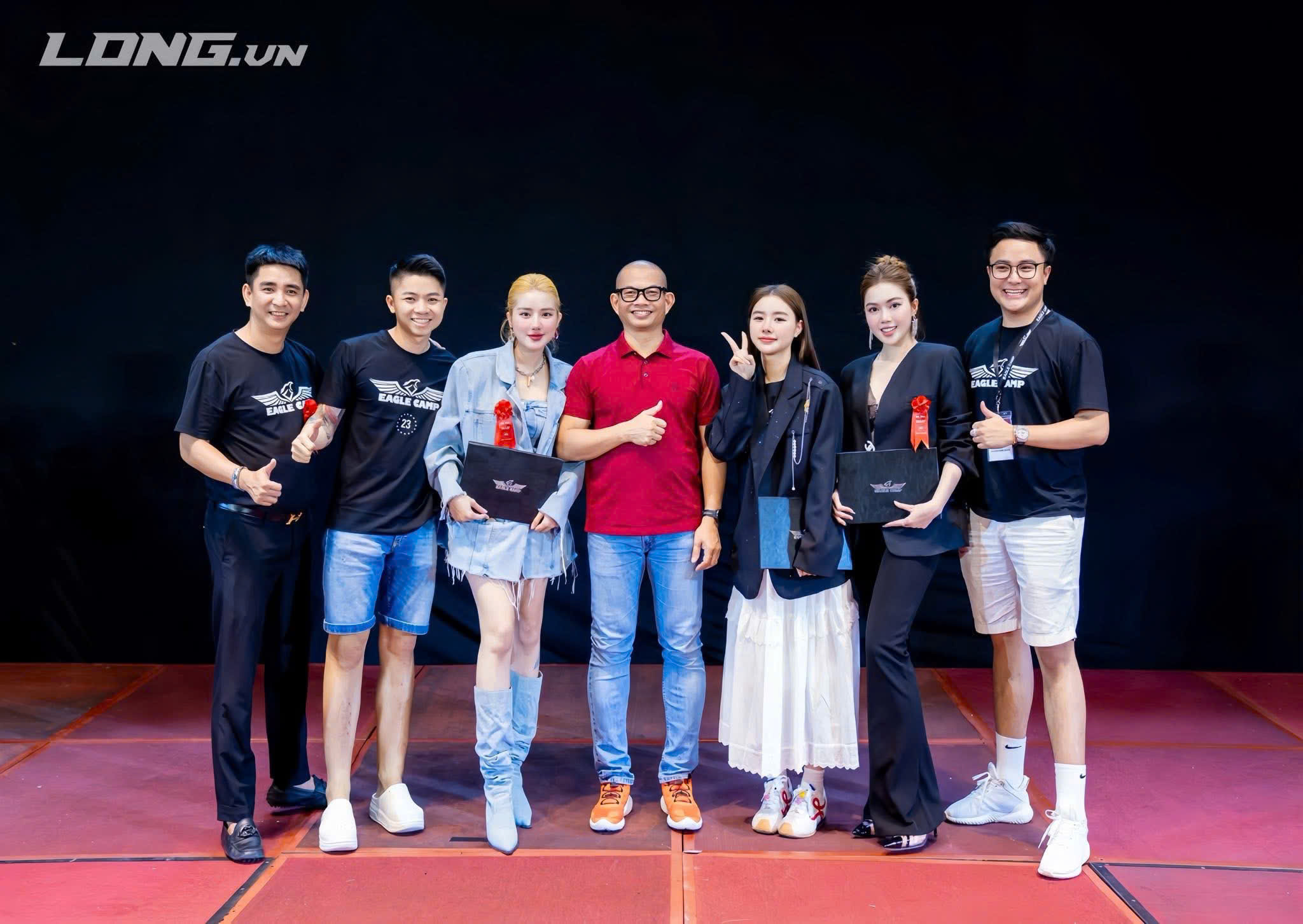 Nguyễn Châm Anh cùng thầy Phạm Thành Long và học viên Eagle Camp